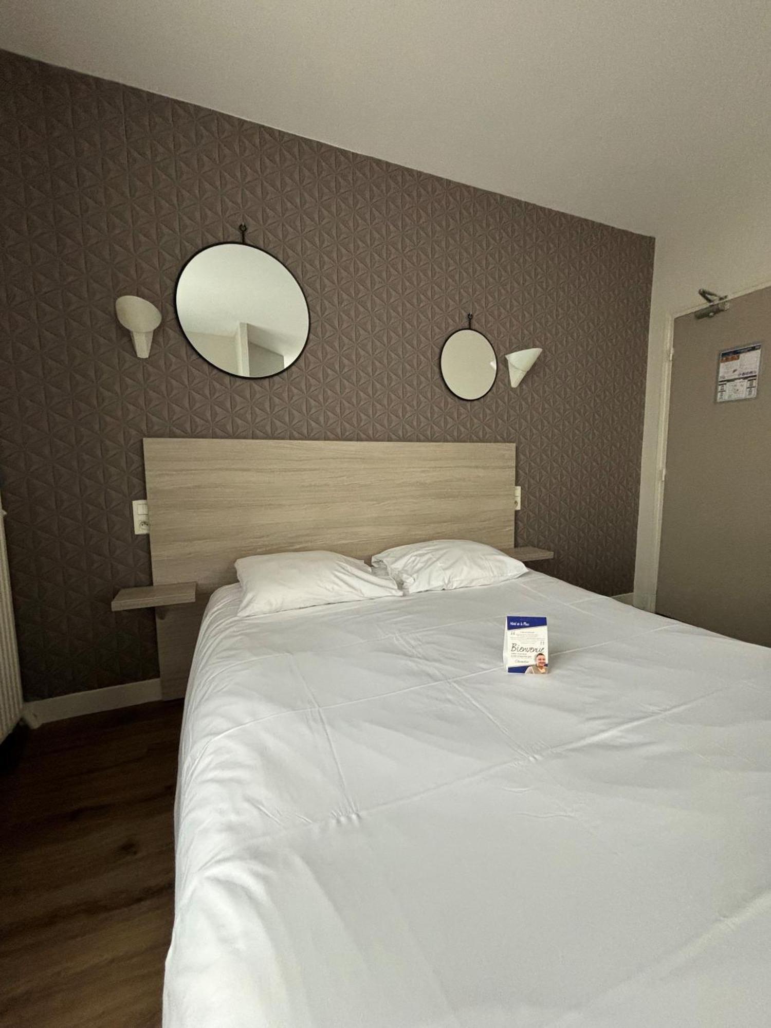 Logis -Hotel & Restaurant De La Place Les Monts d'Aunay Kültér fotó