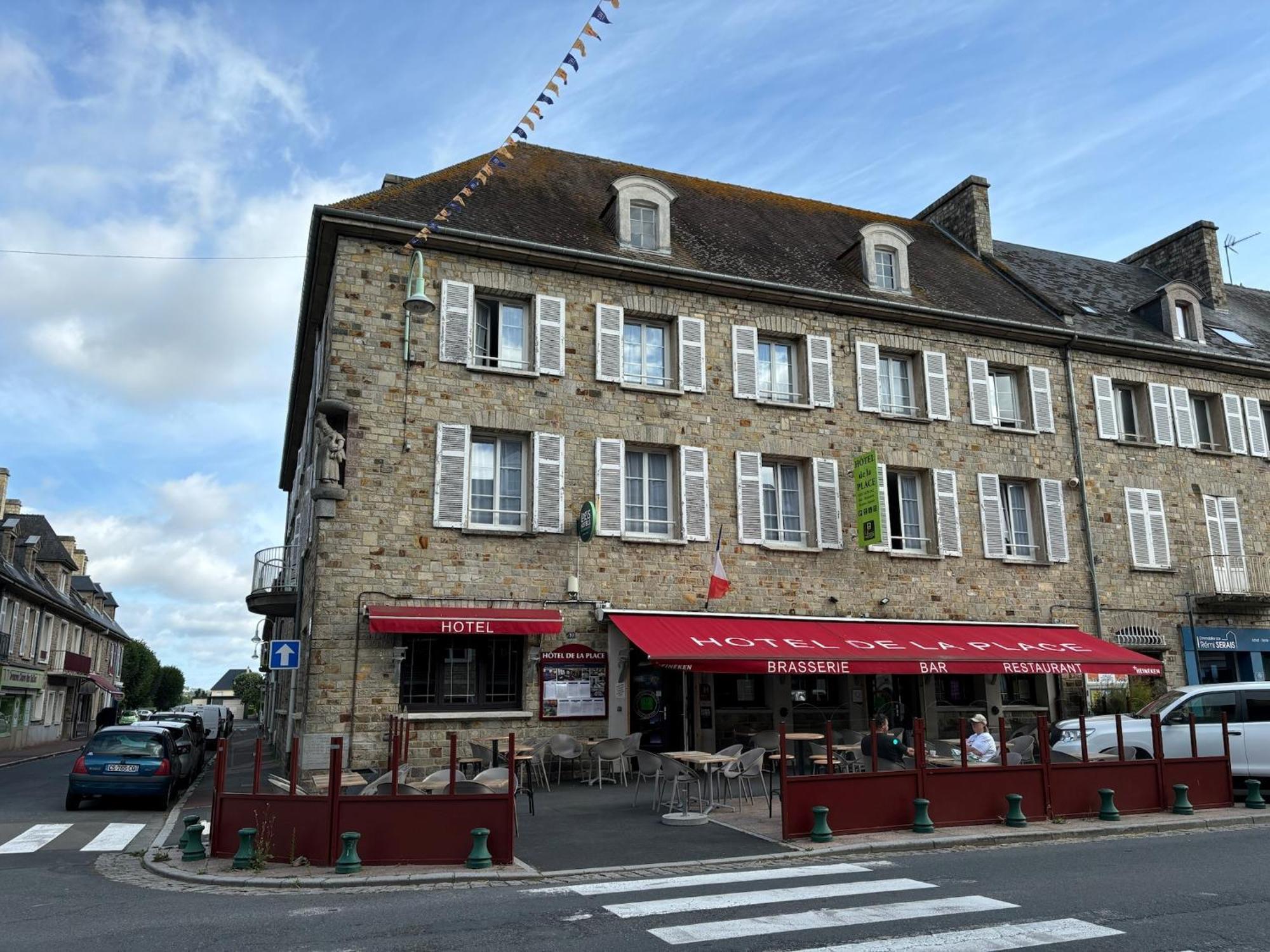 Logis -Hotel & Restaurant De La Place Les Monts d'Aunay Kültér fotó