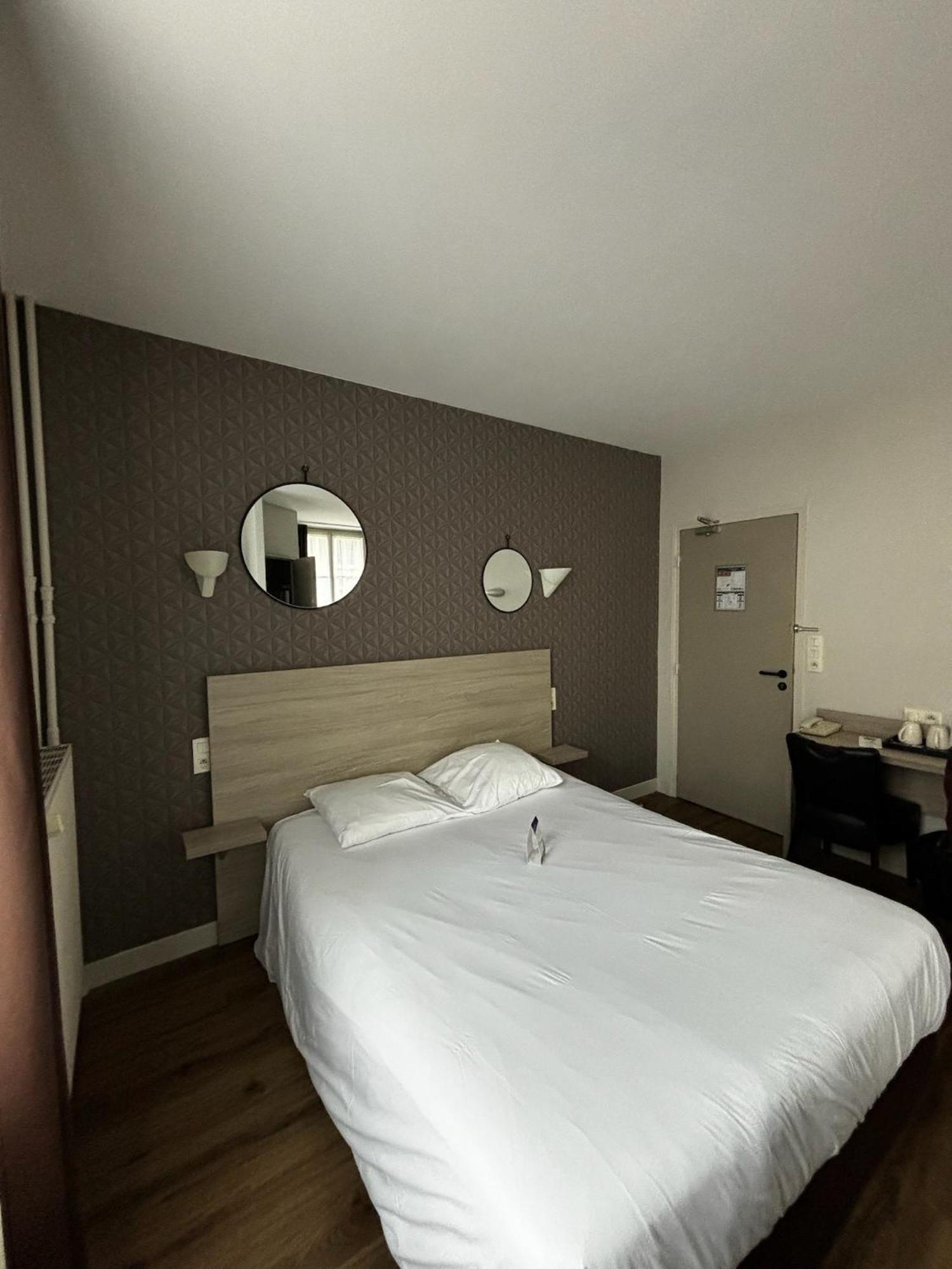 Logis -Hotel & Restaurant De La Place Les Monts d'Aunay Kültér fotó