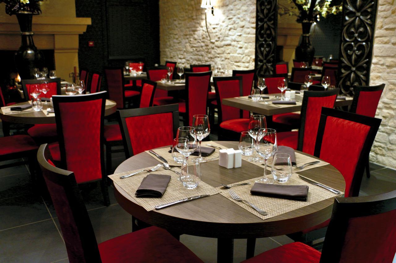 Logis -Hotel & Restaurant De La Place Les Monts d'Aunay Kültér fotó