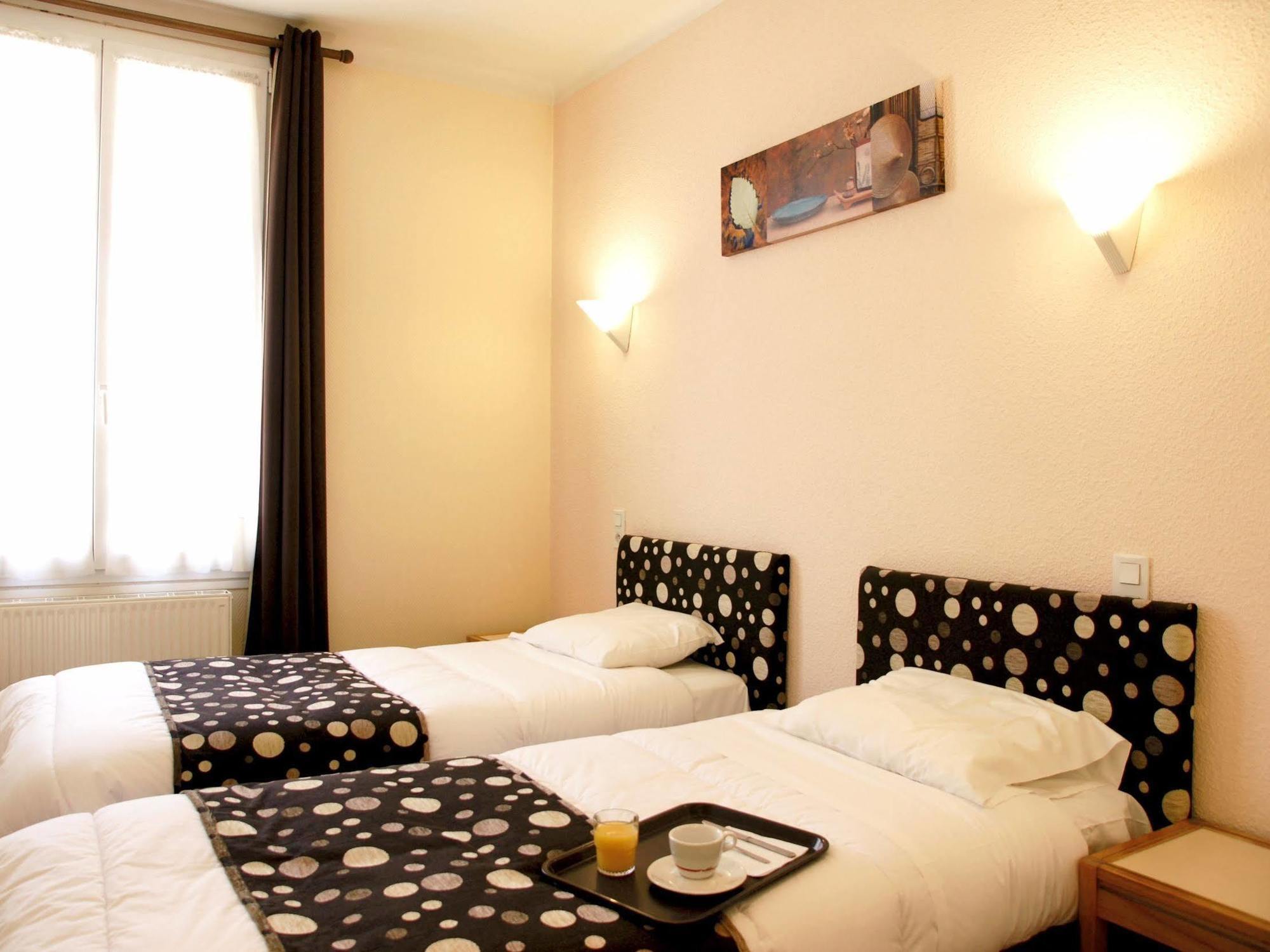 Logis -Hotel & Restaurant De La Place Les Monts d'Aunay Kültér fotó
