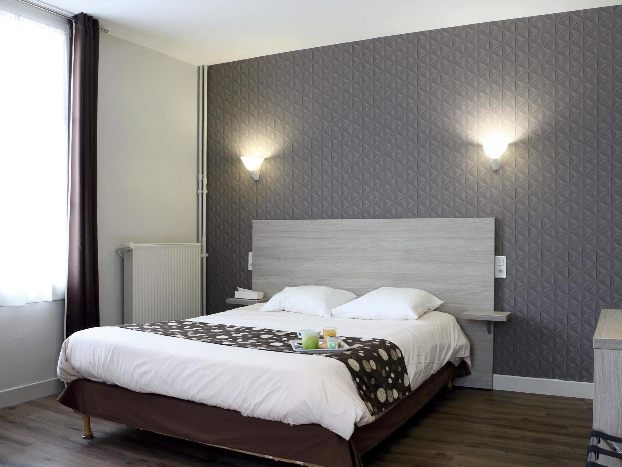 Logis -Hotel & Restaurant De La Place Les Monts d'Aunay Kültér fotó